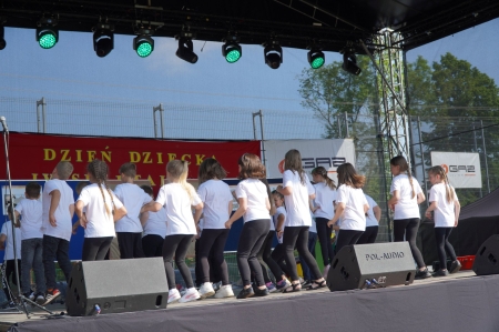 Występy taneczne na festynie w Gniewoszowie